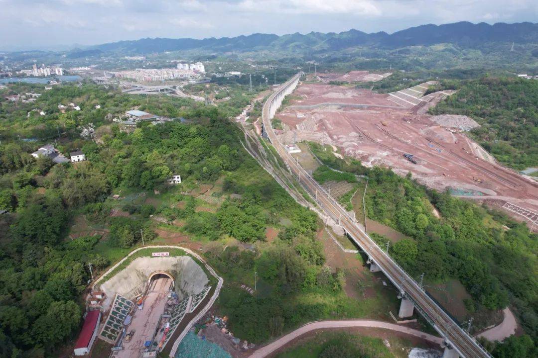 渝万高铁大坪隧道顺利贯通!