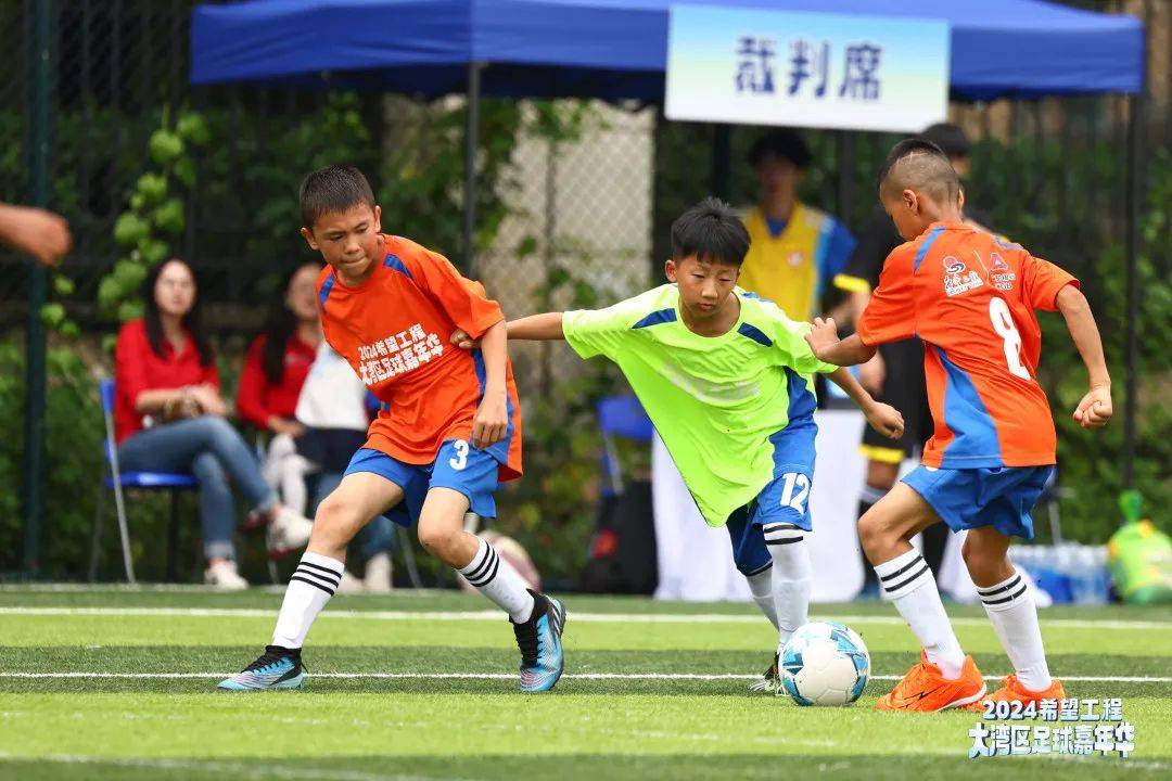 赛场瞬间赣州市定南县第一小学校足球队组建于2014年,是一支顽强