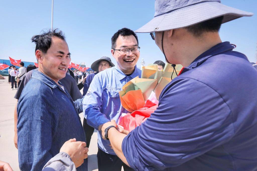 历时164天，“深海一号”船圆满完成中国大洋83航次科考任务返航青岛