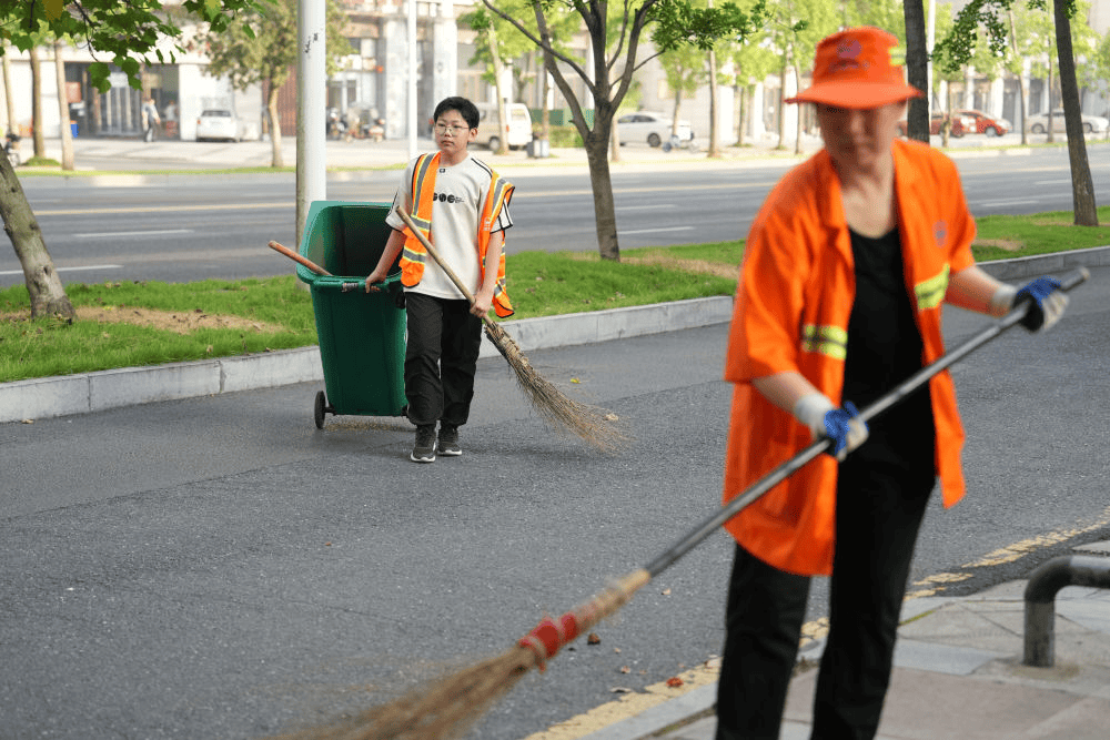 新华全媒丨“我帮妈妈扫大街”——小手握扫帚 温情暖街头_周奕唯_路面_工作