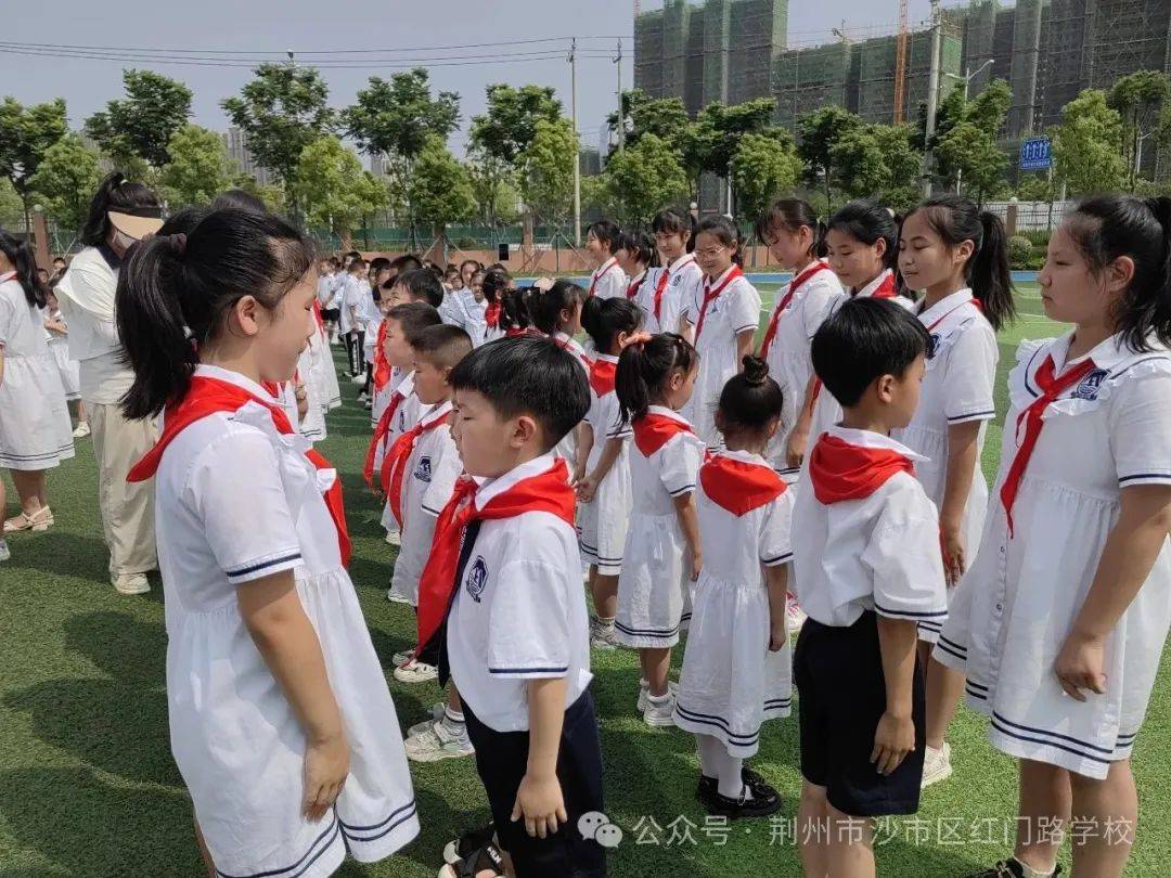 在规范的出旗曲中,队员们踏着整齐的步伐,精神抖擞地进行着庄严的出旗