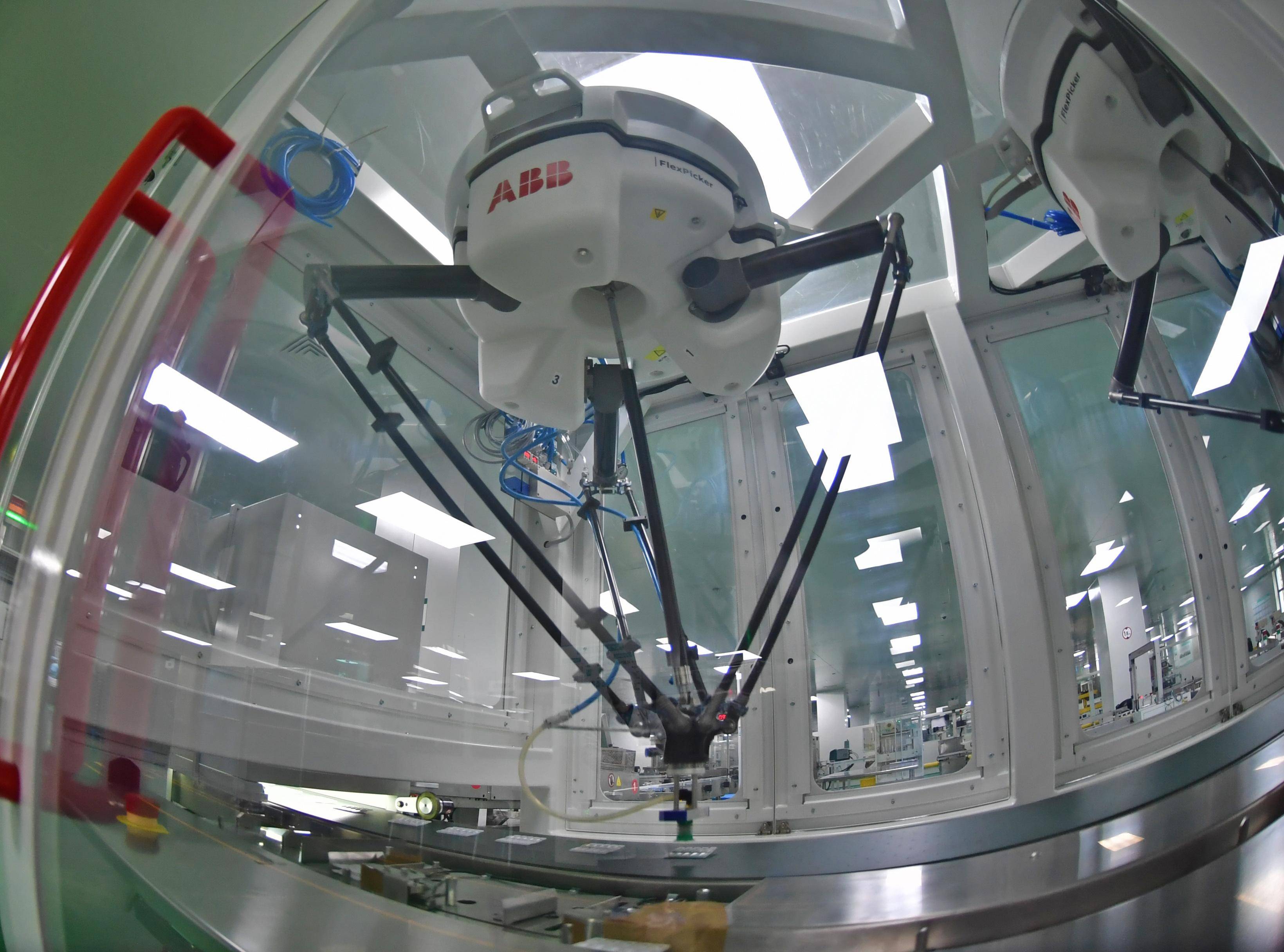 5月22日,在沈阳兴齐眼药股份有限公司车间,机械手抓取产品.