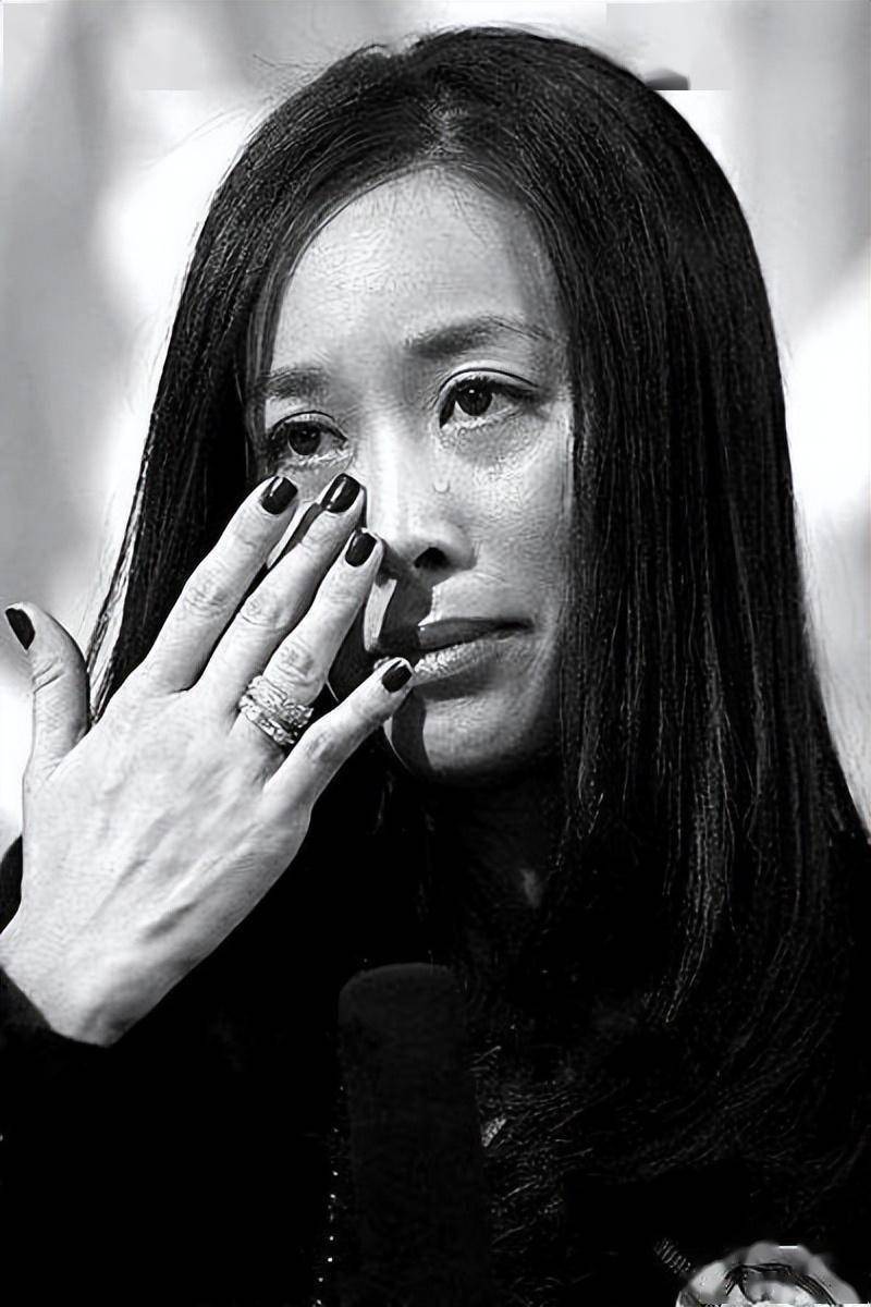 幸运的是,她遇到了自己的现任丈夫孟桐,两人在2006年结婚.