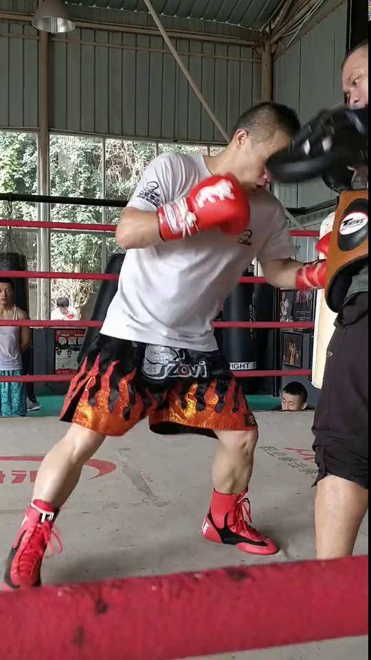 世界职业拳王熊朝忠训练