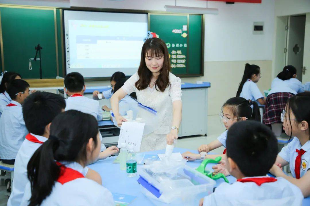 科学《制作汽水》万红小学潘霞老师英语《to be a road volunteer》