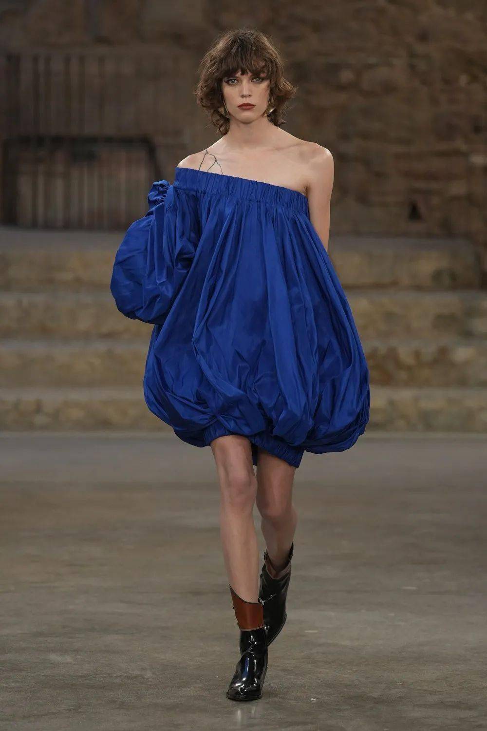 "lv终于开始给正常人做衣服啦" louis vuitton2025早春女装秀!