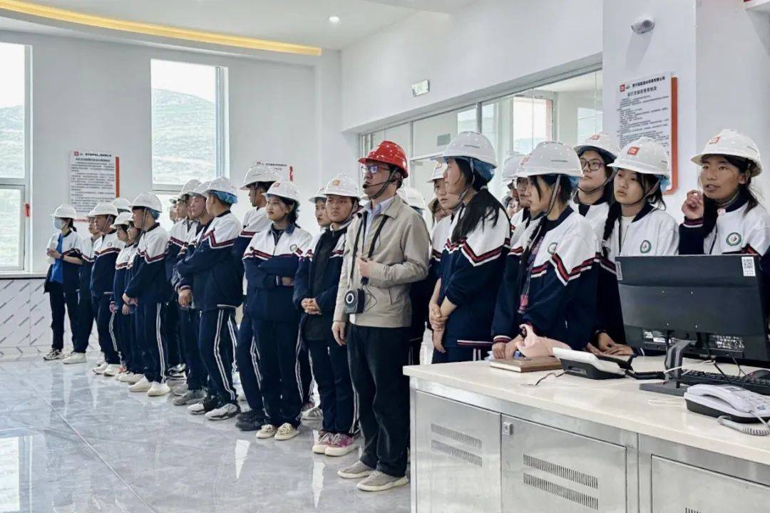 青海省三江源民族中学师生走进深能环保西宁能源生态园