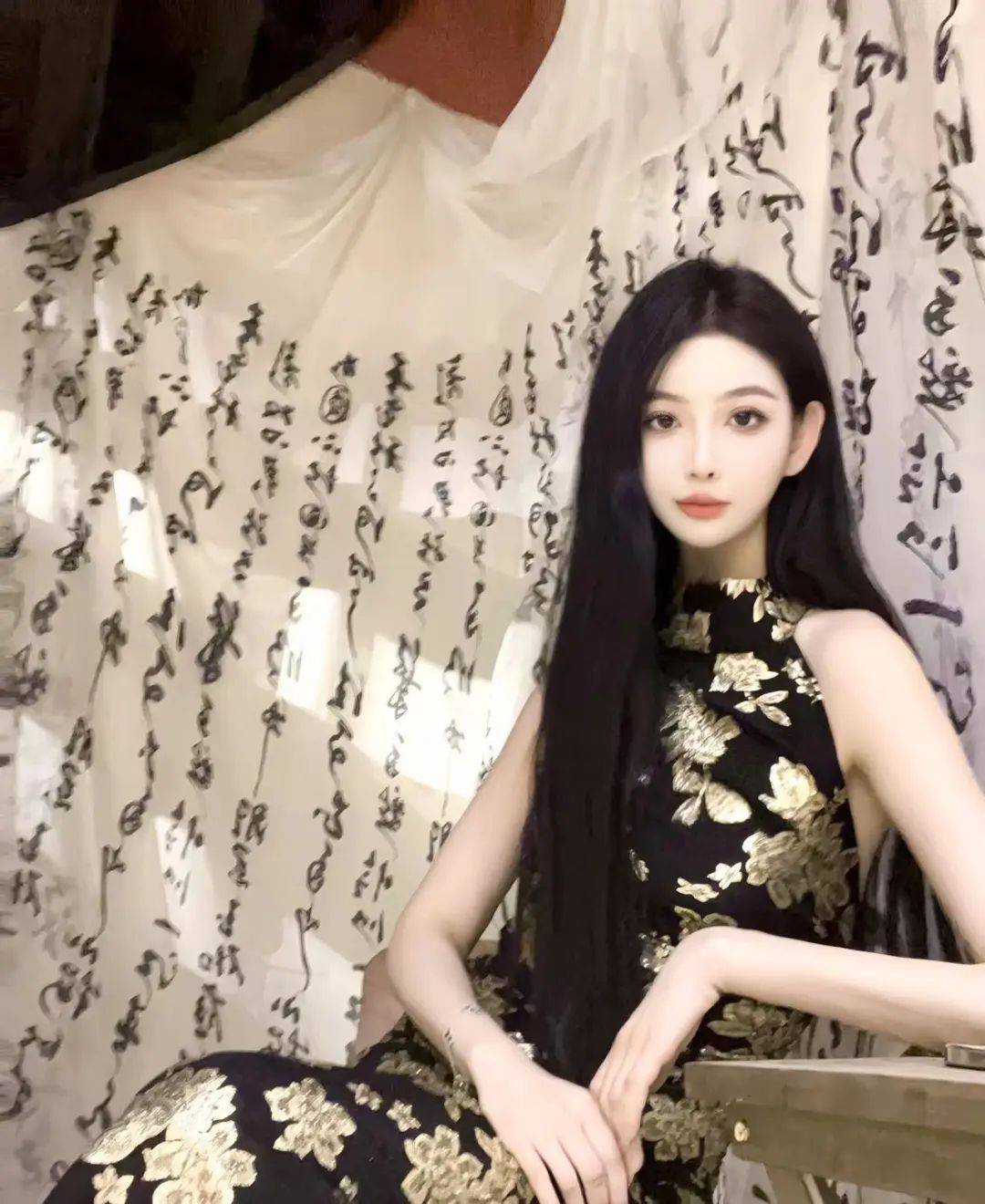 深色系旗袍主打高贵典雅,一步一景在低眉垂眸间,凸显万种风情绿树电竞