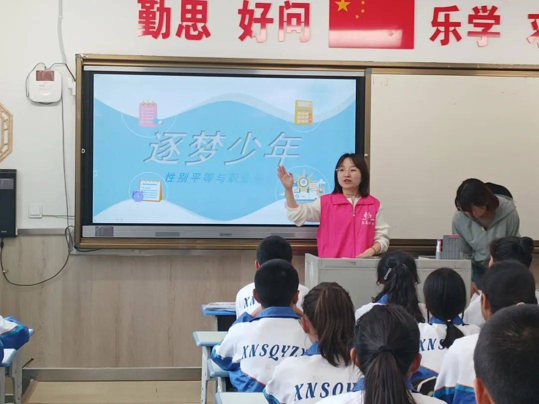 硕士研究生导师伊敏通过分享真实发生的案例,为七一中学学生家长讲解