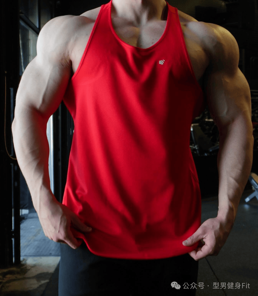 外国肌肉猛男的肩太炸裂了!