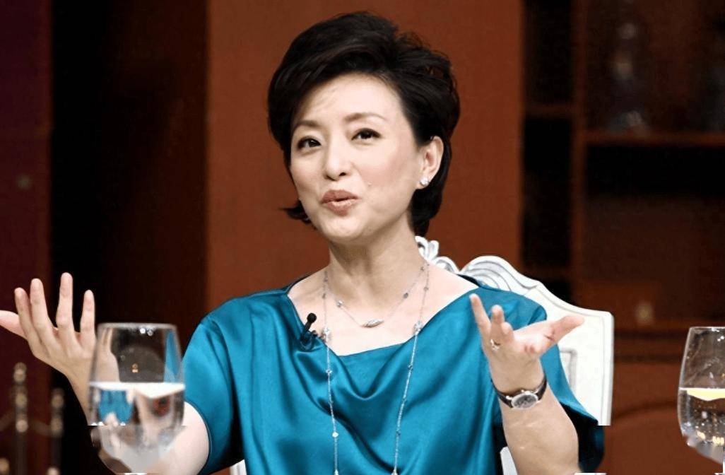 他是杨澜的儿子,长相像复制粘贴,身高一米八,父亲是复旦博士
