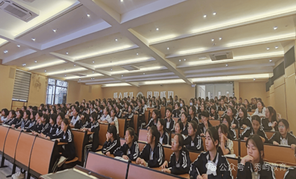 促进身心健康发展,日前,毓英中学在学校报告厅举行"青春无悔"心理辅导