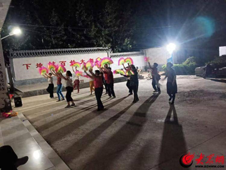 小扇子舞出乡村精气神 用舞蹈点亮姚村夜生活_文化广场_村民_队伍