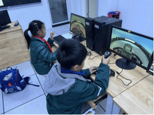 坐进仿真航空模拟器,化身飞行员操控飞机翱翔蓝天,带来高度沉浸式的