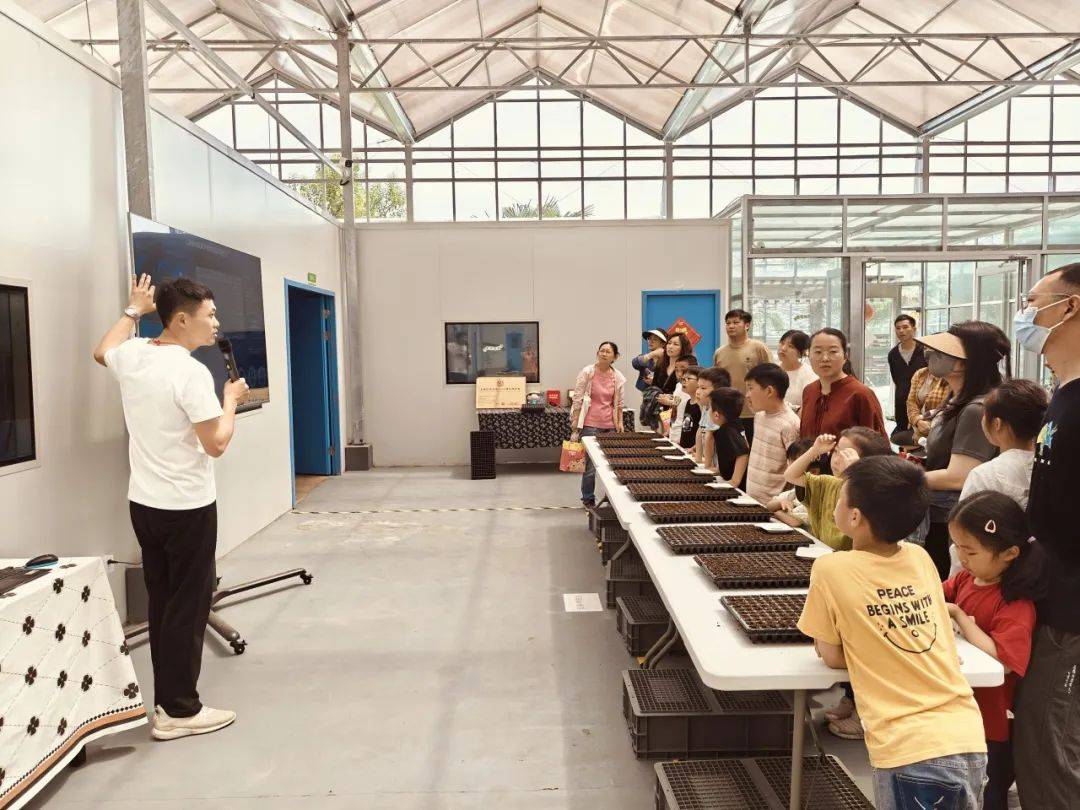 "上海稷青科技5g aiot智联植物工厂的新农人胡耀峰正在为小朋友们介绍