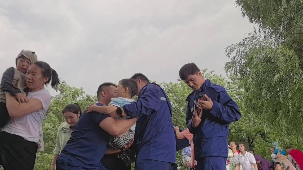 暴风雨突然来临 北京丰台消防紧急救援百名出游被困儿童
