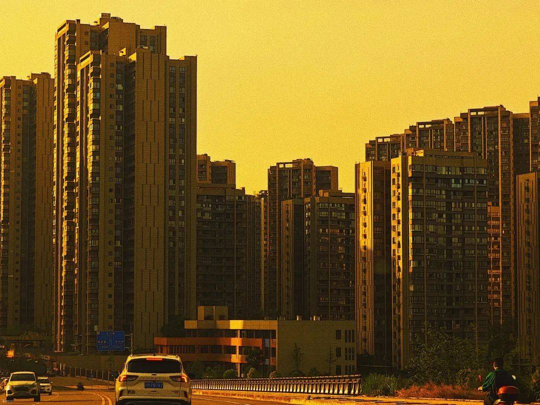 穿梭在城市街道与火车轨道交汇点,这是资阳独特的风景线…_记忆_铁轨_