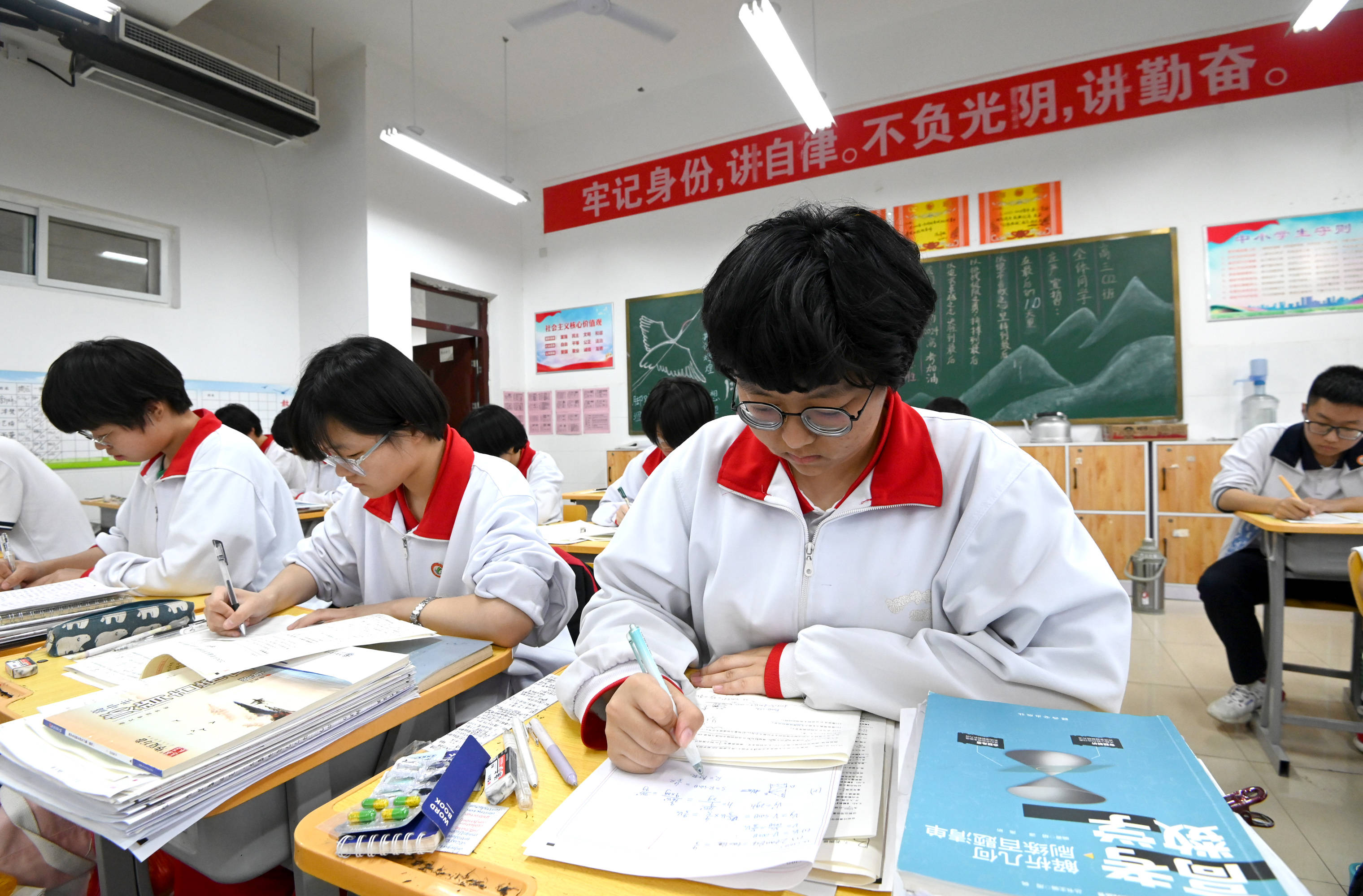 挑灯夜读 迎战高考