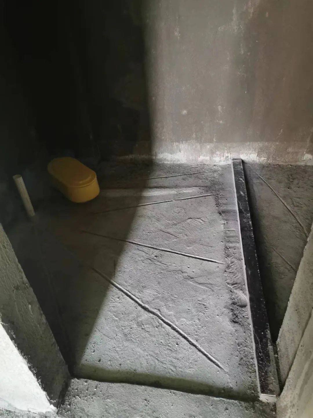轻钢龙骨吊顶转角处防裂角码安装好,卫生间地面坡度找出,止水带规范