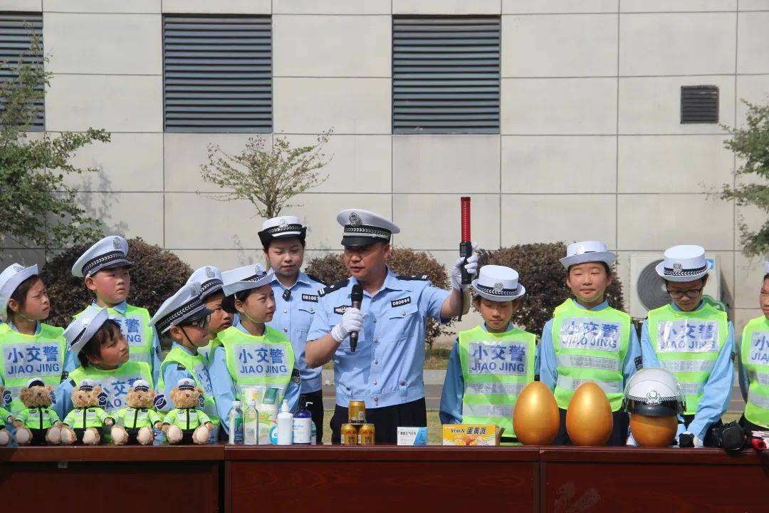 局交警支队三大队深入合肥路小学开展"六一交通安全宣传进校园"活动