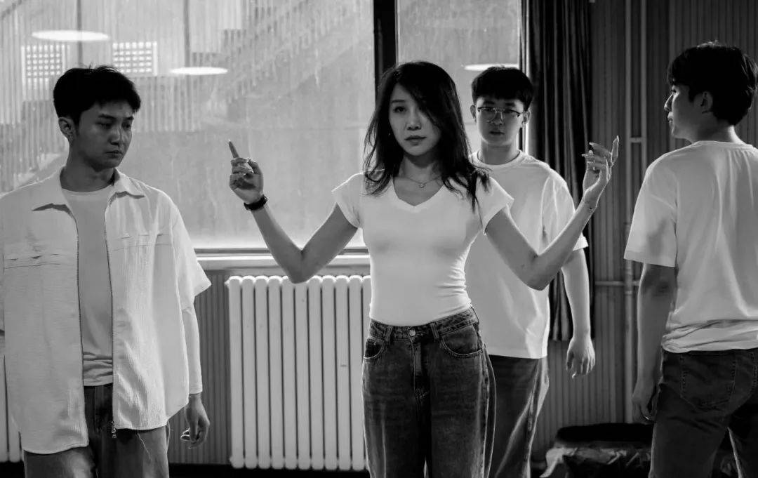 一百年后,它们和戏衣庄的后人乔乔,武生演员顾金桐撞个正着.