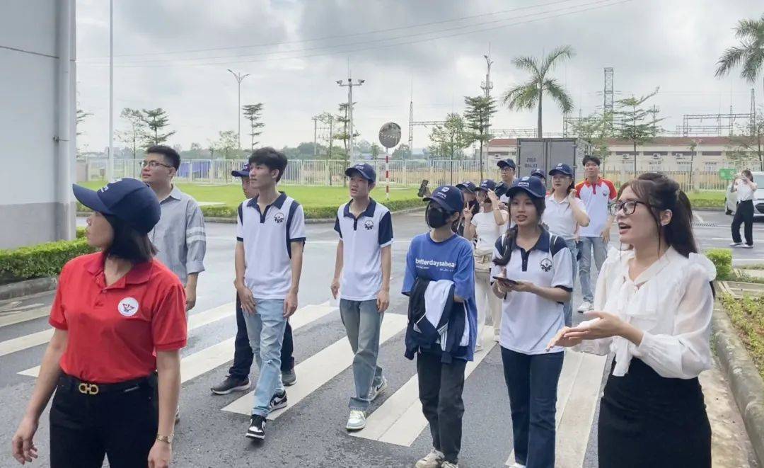 太原工业大学,河内工业大学的师生参观代表团来到舜宇光电(越南)参加