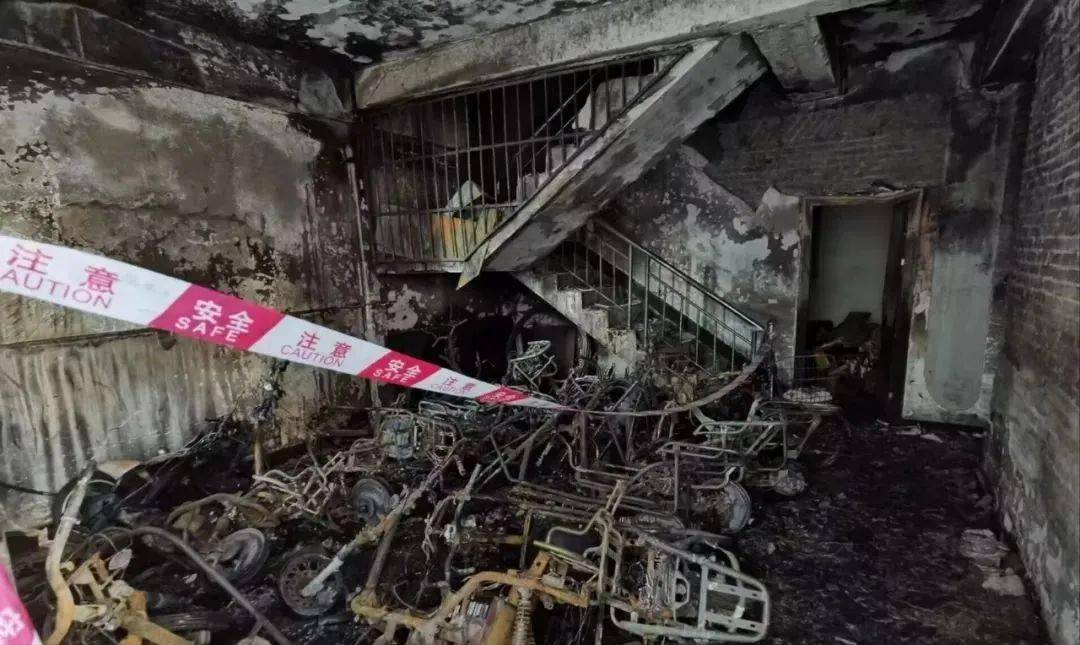 事关电动自行车,警惕夺命杀手!_充电_火灾_锂电池