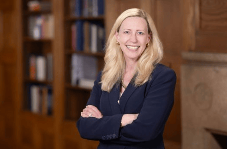 耶鲁大学将迎323年来首位女校长,她是研究美国奴隶制的专家