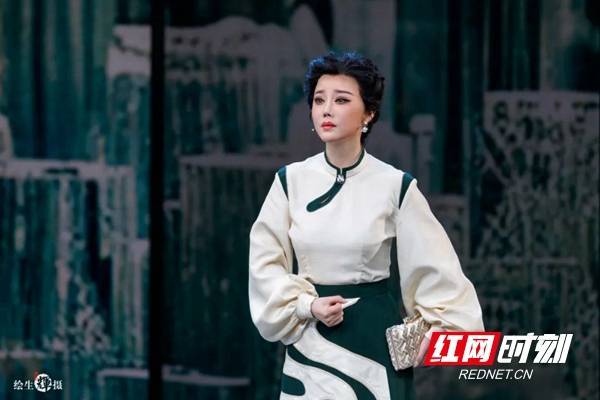 京剧保护传承中心副主任,国家一级演员张璇扮演的钟氏家族之女钟少鸣