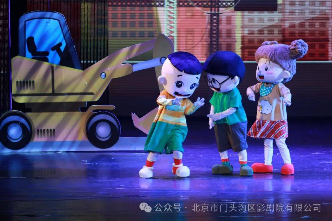 六一卡通人偶舞台剧《新大头儿子和小头爸爸之生日的一天》•中国