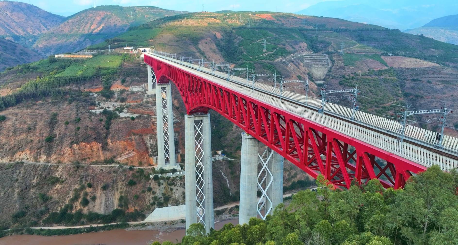 云南玉溪:中老铁路元江特大桥开齐南亚东南亚15个语种专业 招生就业