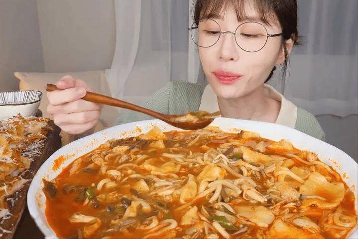"吃播四巨头"现状:2年没俩,恩克直播吐血,胖猴仔为保命减肥