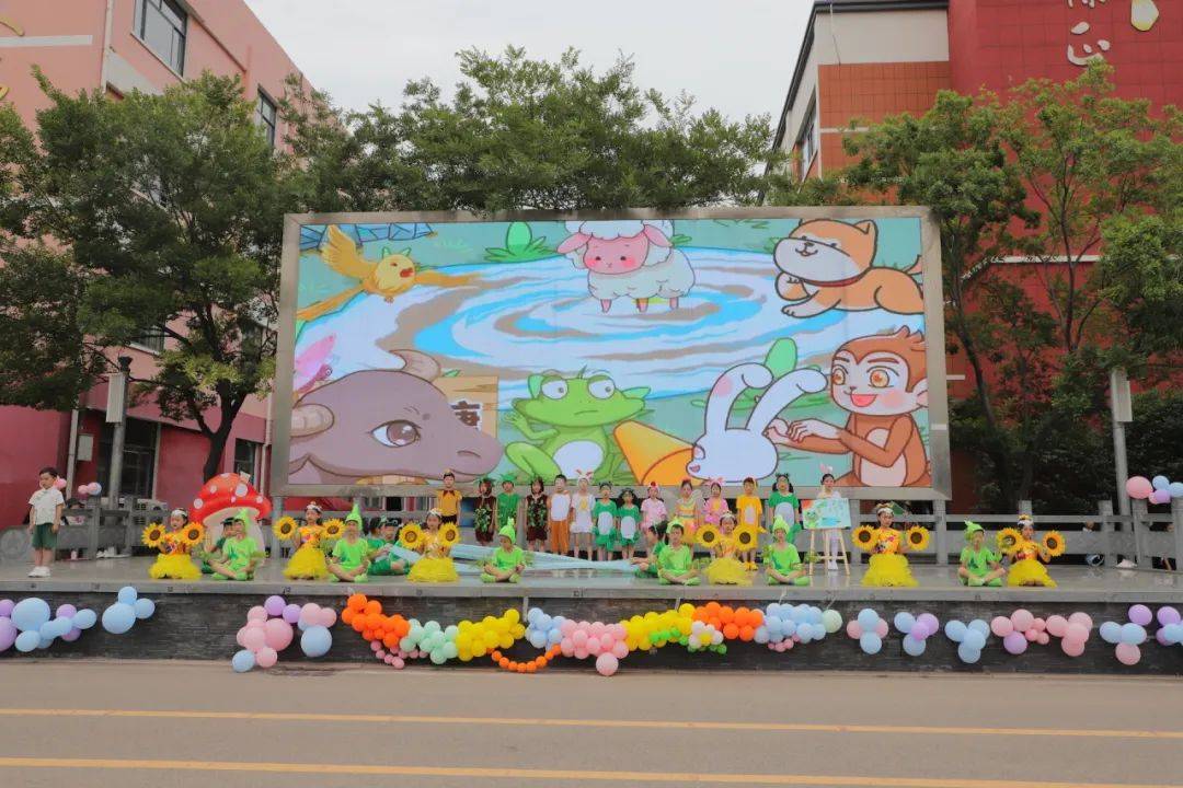 手碟鼓社团和朴乐陶笛社团的《青花瓷》以其独特的音乐风格,展现了