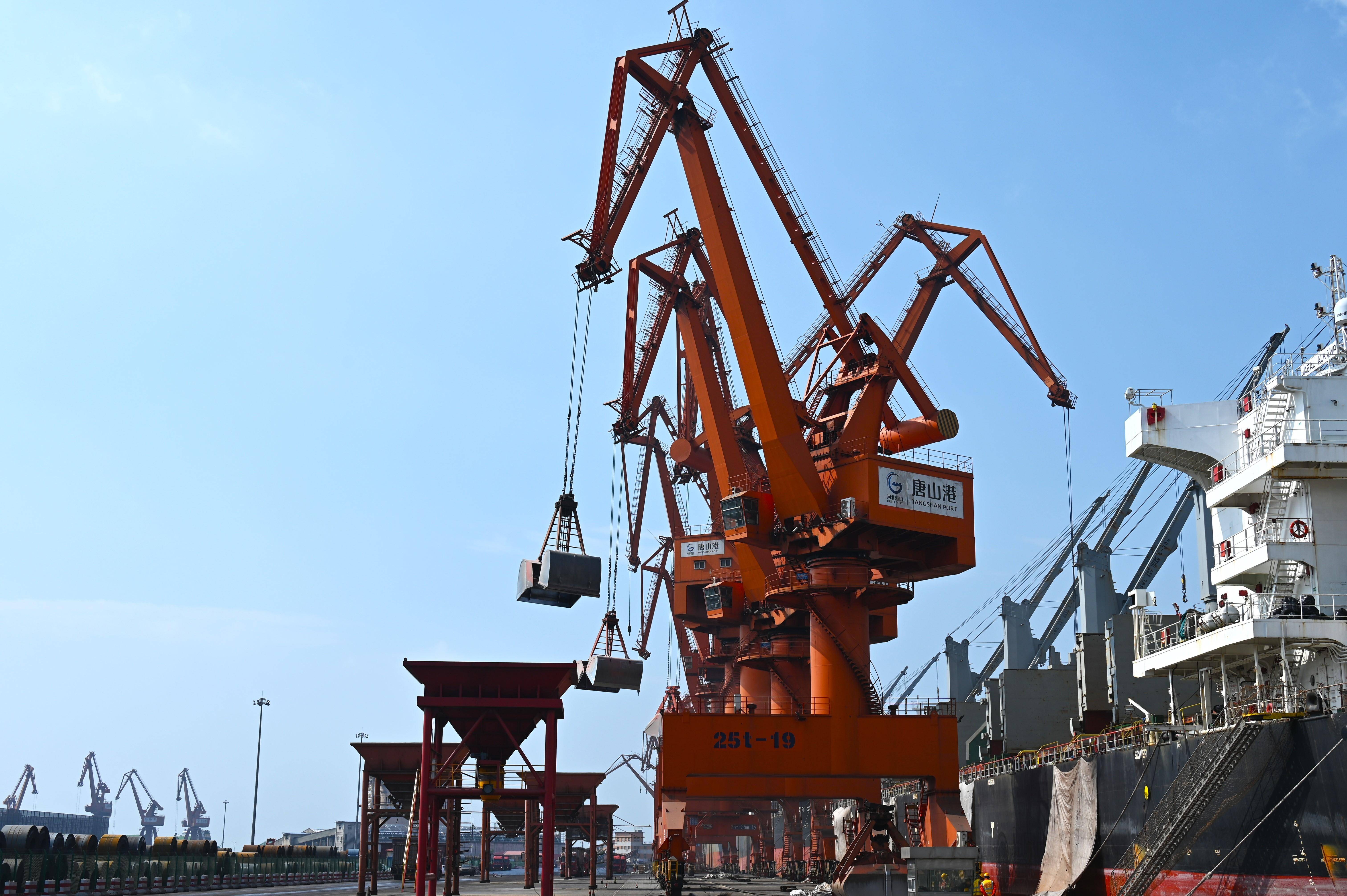 唐山港京唐港区首次"双船双泊位"接卸进口大豆