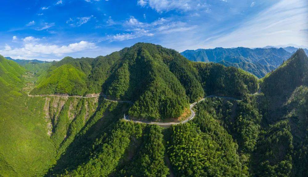 坚持高效能运营打造"惠民致富路"充分挖掘和利用农村公路作为重要基础