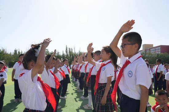 新队员宣誓 潘春彤摄若羌县第一小学一年级(1)班李沐阳激动地说:"今天