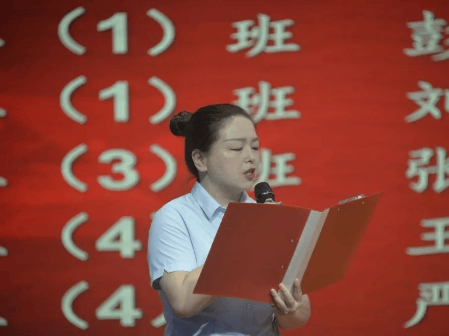 颁奖环节传承传统文化,弘扬书法艺术刘校长大力赞扬了书法节活动的