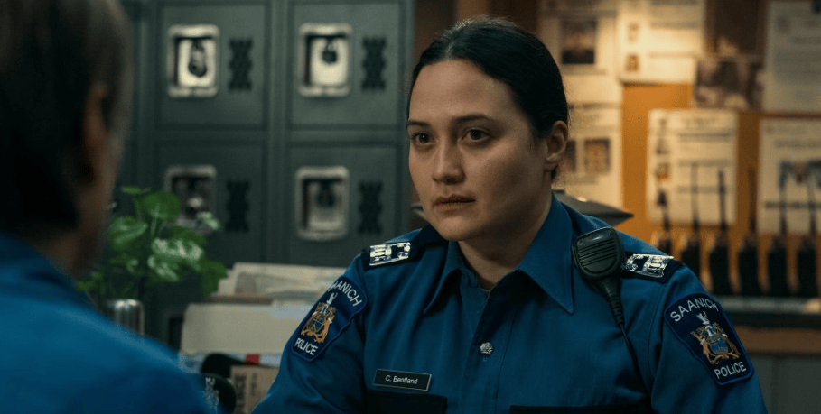 只有一个名叫cam bentland(卡姆·本特兰德)的女警愿意帮助他们,在