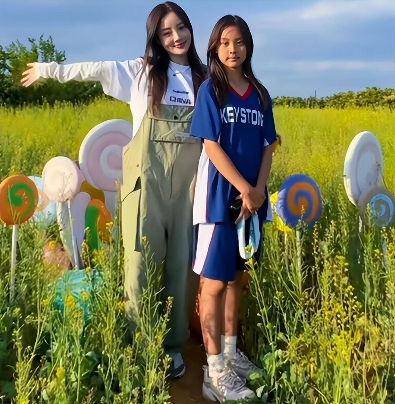 露营庆六一,11岁甜馨皮肤黝黑,与妈妈同框色差明显_贾乃亮_模样_白色