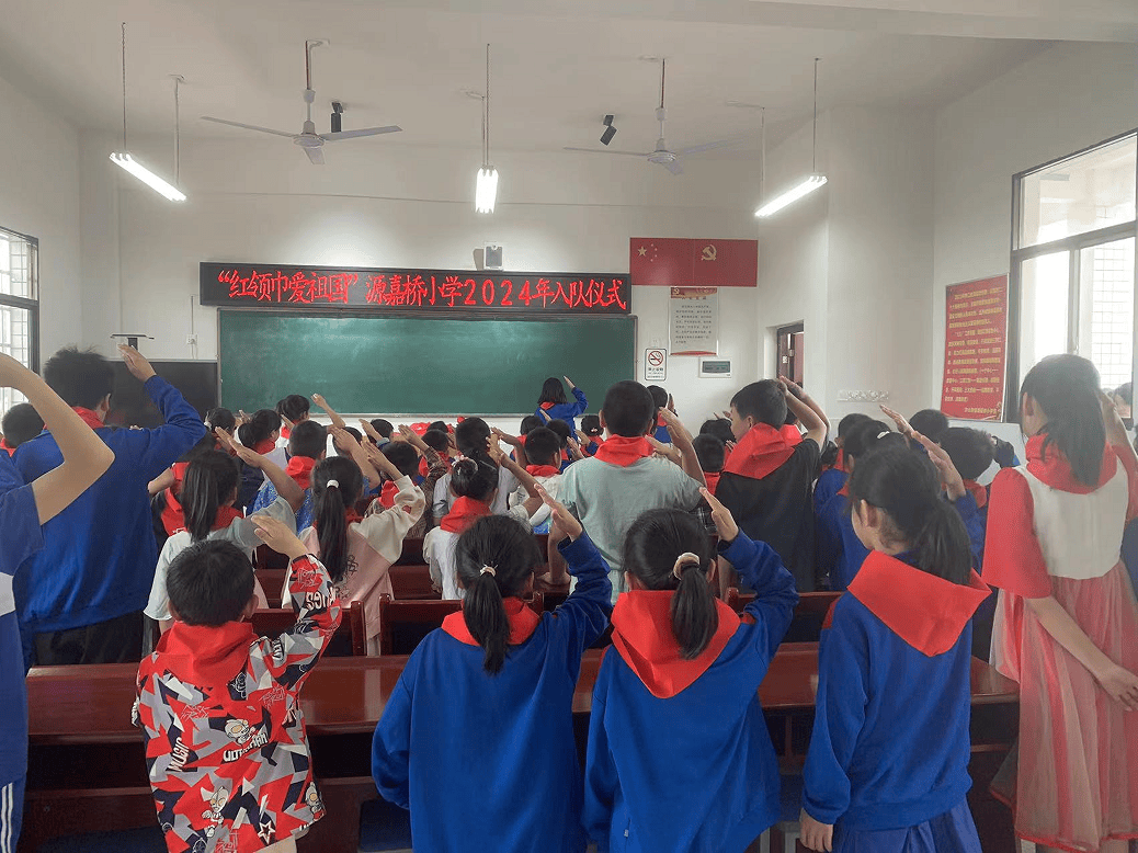 5月31日,灰山港河溪水中学举行红领巾爱祖国新队员入队仪式