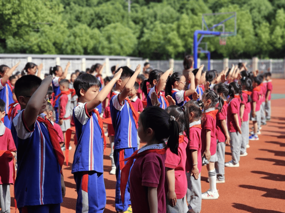 杭州天目双语实验学校城北小学他们戴上红领巾的样子让我们一起来看看