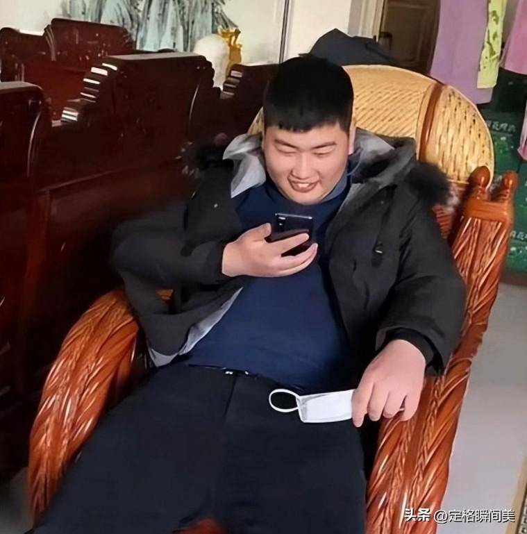 大衣哥家喜添丁，名声大噪厂家排队送礼不要钱，儿媳陈萌被赞功臣