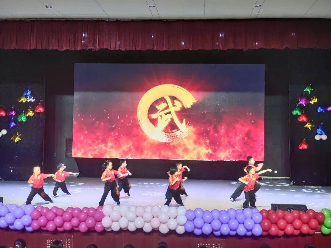 第一篇章由朗诵《为中华之崛起而读书》,武术《少年当自强》,陶笛《龙