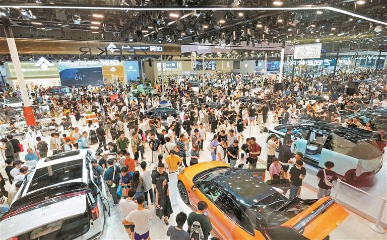 107个汽车品牌带来1036款新车型 车帅人多,车展首日火爆程度堪比春运_搜狐汽车_搜狐网