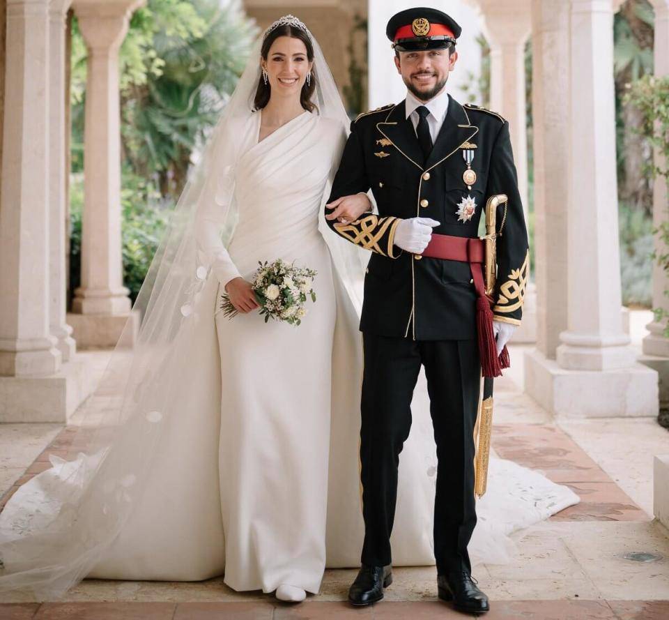 30岁约旦王储妃晒孕照庆结婚周年,肚大如箩仍华美,孕早期经历过悲伤