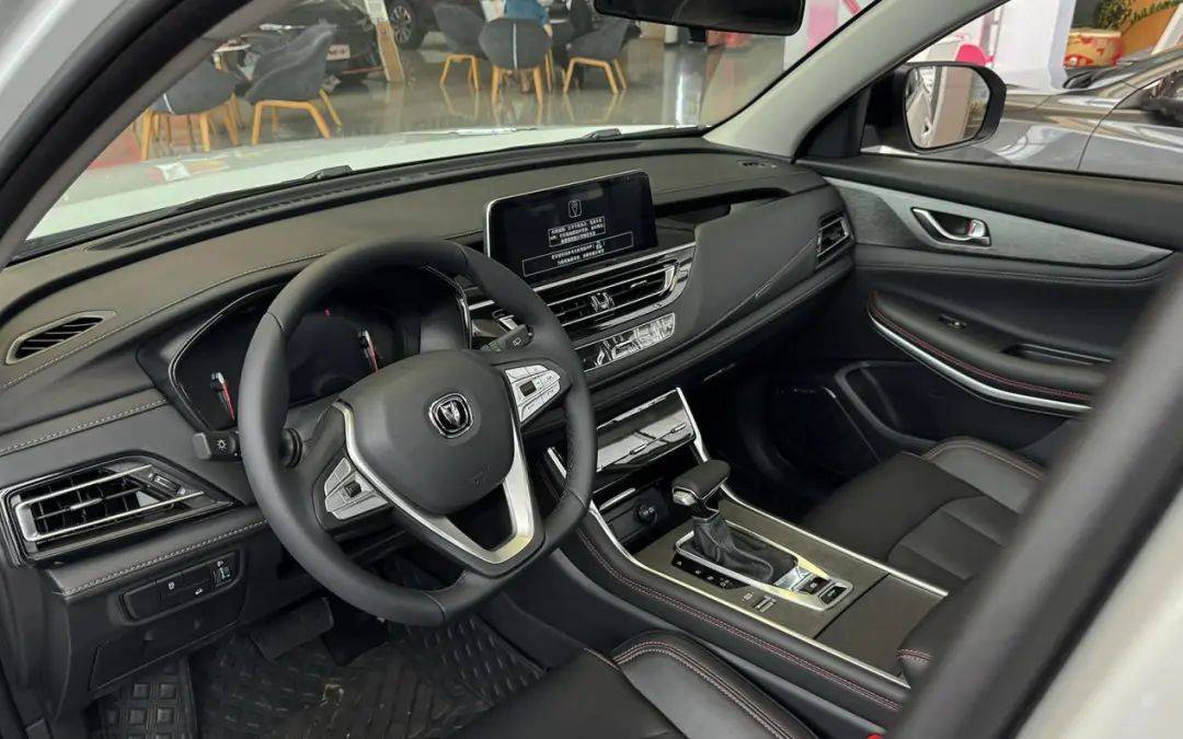 尾灯采用"类似"贯穿式设计,中间为长安v标,尾灯组灯带加入设计元素