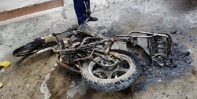 互撕热效率全球第一 / 路面破损,50万哈雷被磕坏找谁赔?| 车坛头条