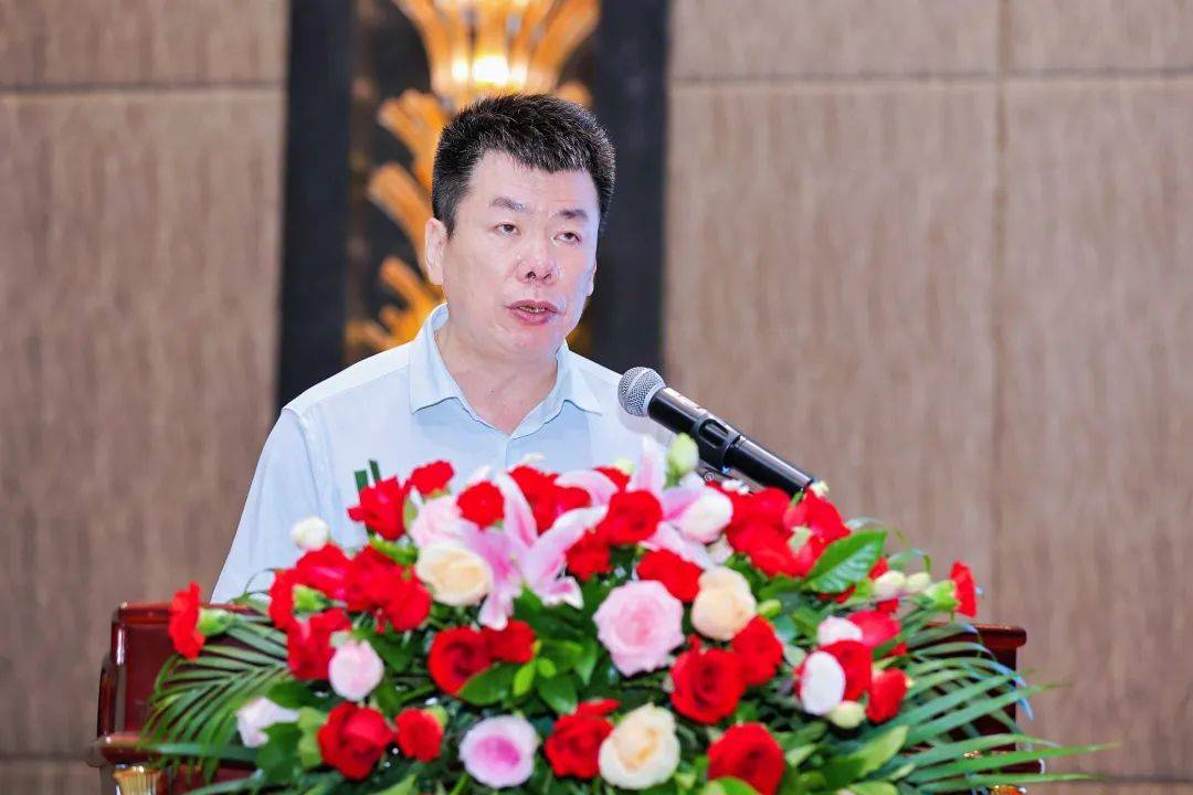 魏波常委发表讲话,首先他代表市委市政府对大会的召开表示祝贺!