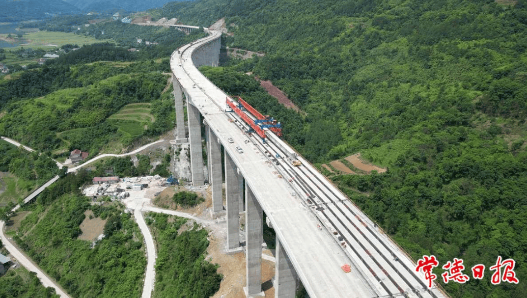 起于湘鄂两省交界的炉红山,南北向穿越皂市水库,然后向南进入慈利县