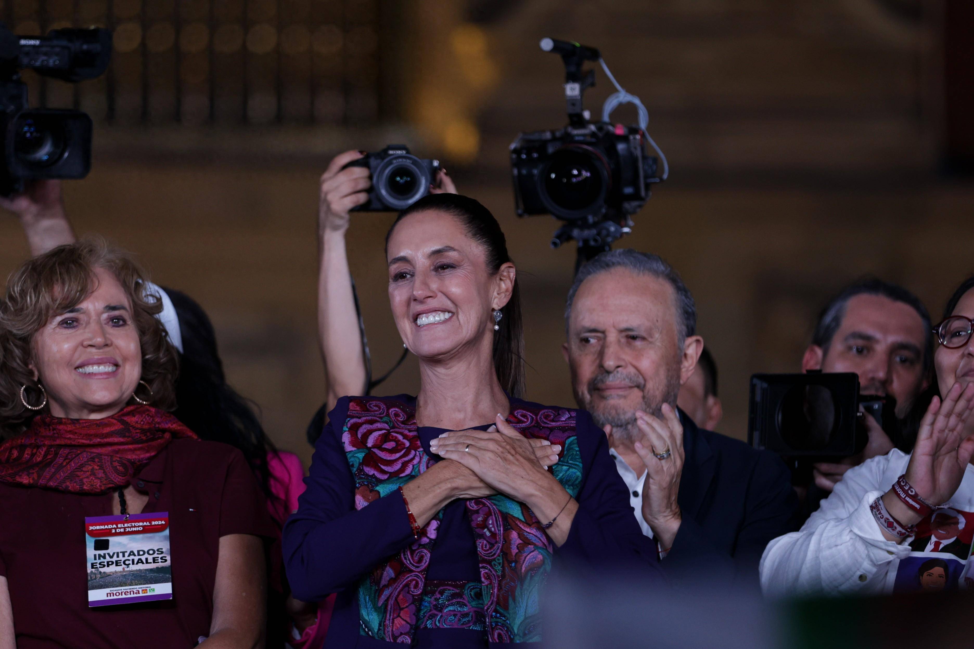 辛鲍姆庆祝当选墨西哥新总统